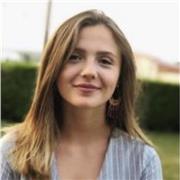 Étudiante en médecine donnant des cours particuliers de maths pour les collégiens